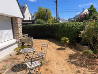 Le même coin débroussaillé, sol dégagé, salon de jardin en place